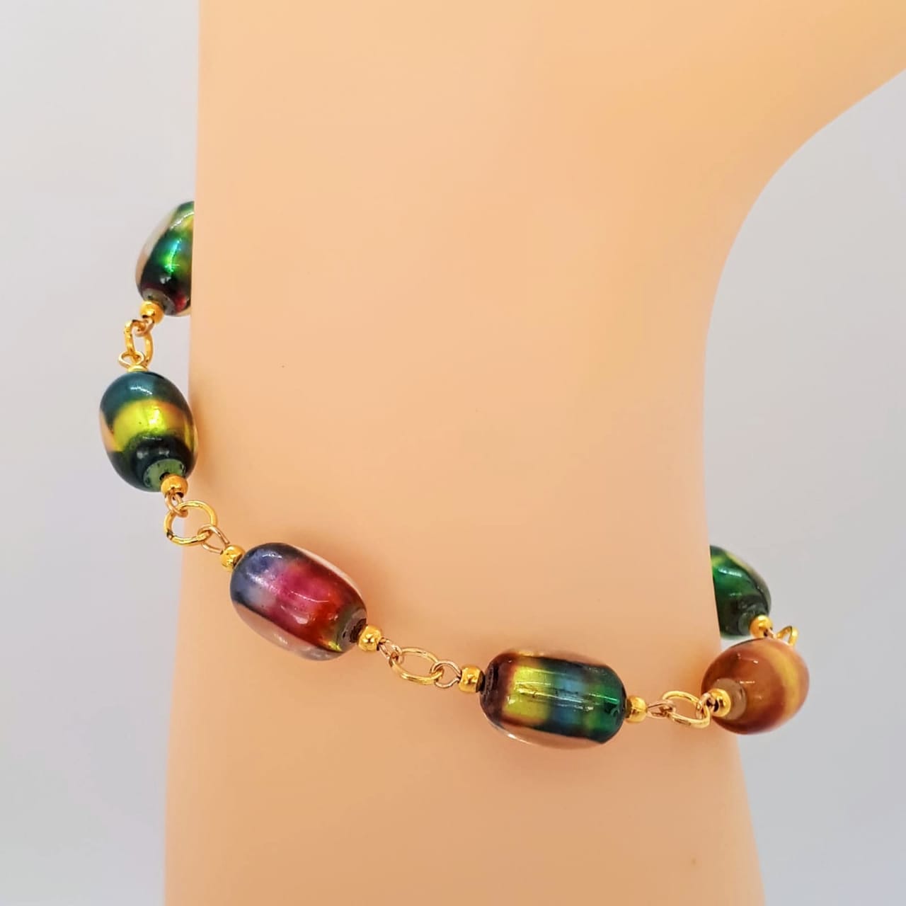 Bracelet-Gold-Metallic-OvalBead-RedGreen